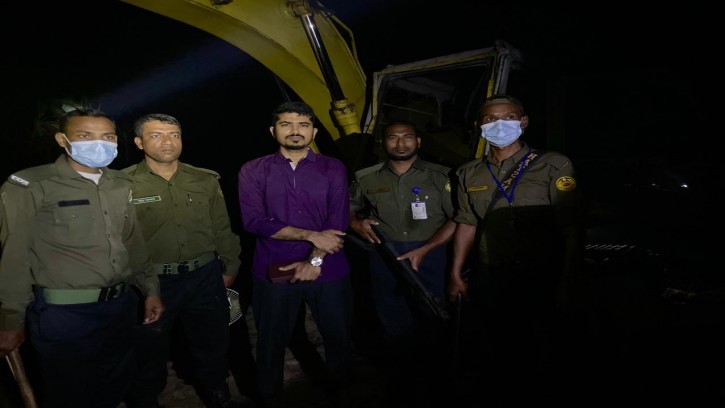 পুঠিয়ায় ফসলি জমির টপসয়েল কাটায় গভীর রাতে অভিযান 