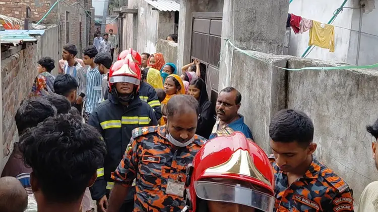 ফতুল্লায় ফের বিস্ফোরণ, বাবা-তিন ছেলেসহ দগ্ধ ৪