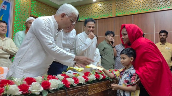 হিলিতে অসহায়দের মাঝে সমাজকল্যাণ মন্ত্রীর সহায়তা প্রদান