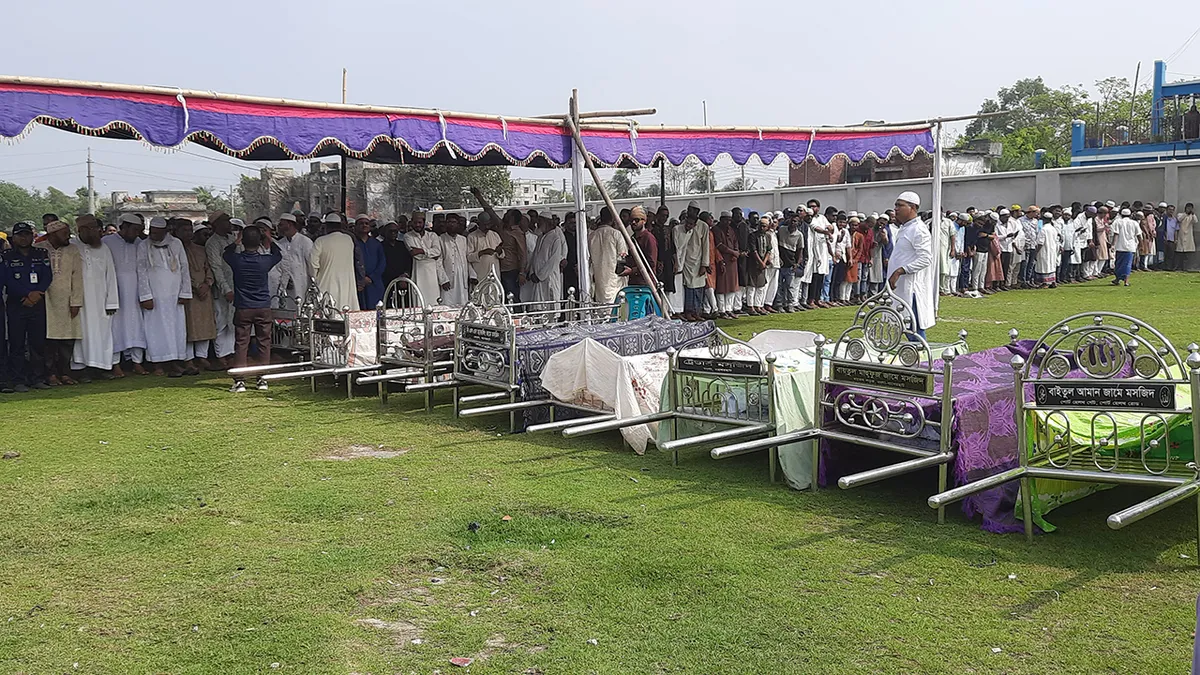 মোংলায় পাশাপাশি কবরে ৯ জনের দাফন সম্পন্ন