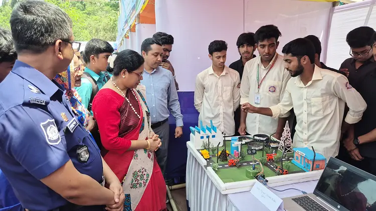 জ্বালানি ও ট্রাফিক সিগনাল নিয়ে ক্ষুদে বিজ্ঞানীদের আবিষ্কার